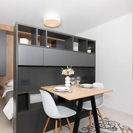 アパートホテル Forgotten Garden ポルトローシュ